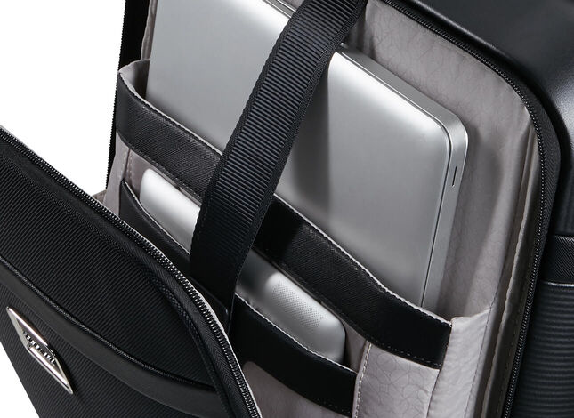 Przednia kieszeń z przegrodą na laptopa