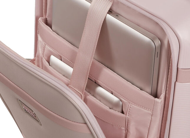 Przednia kieszeń z przegrodą na laptopa