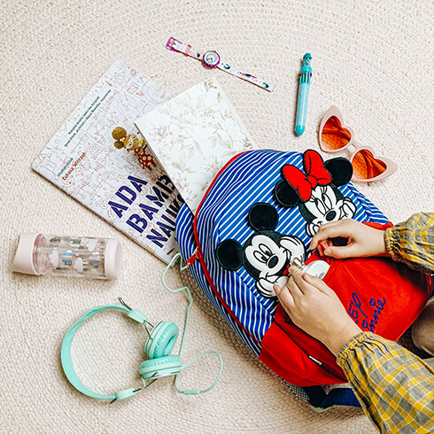 Zabierz ze sobą odrobinę magii podczas podróżowania z naszą kolekcją Mickey i Minnie.